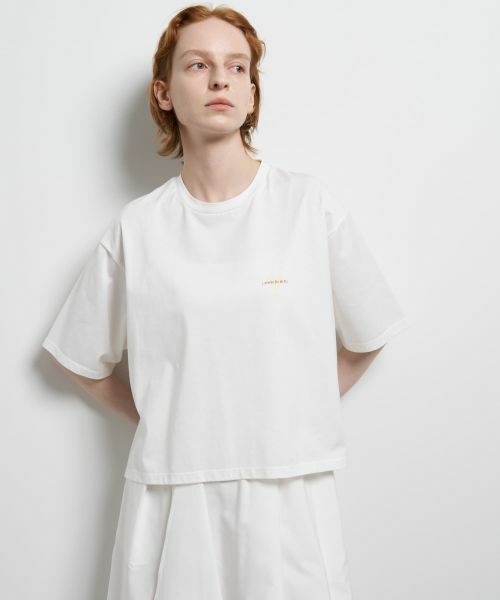 LANVIN en Bleu / ランバン オン ブルー Tシャツ | ワンポイントロゴTシャツ（オフホワイト）