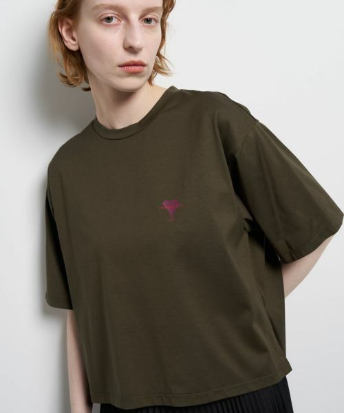 LANVIN en Bleu / ランバン オン ブルー Tシャツ | ワンポイントロゴTシャツ（カーキ）