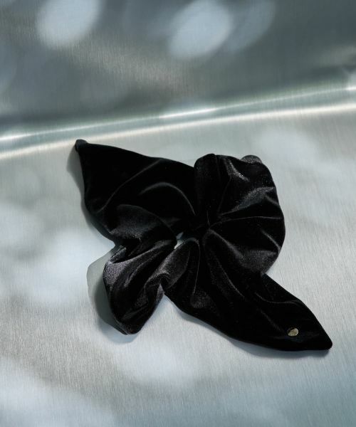 LANVIN en Bleu / ランバン オン ブルー その他小物 | ベロアスクエアシュシュ（ブラック）