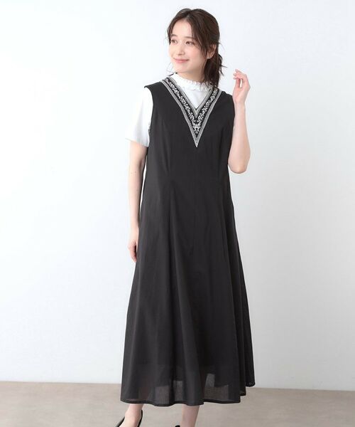 LAURA ASHLEY / ローラ アシュレイ ロング・マキシ丈ワンピース | 【コットン100%/インド綿/刺繍入り】Vネックワンピース(チャコールグレー(014))