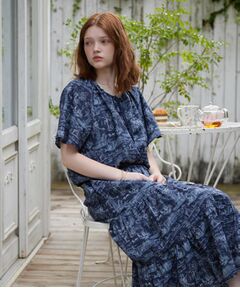 ローラアシュレイ✨美花柄プリントシースルーブラウス　腰にリボン ローラアシュレイ✨美花柄プリントシースルーブラウス 腰にリボン