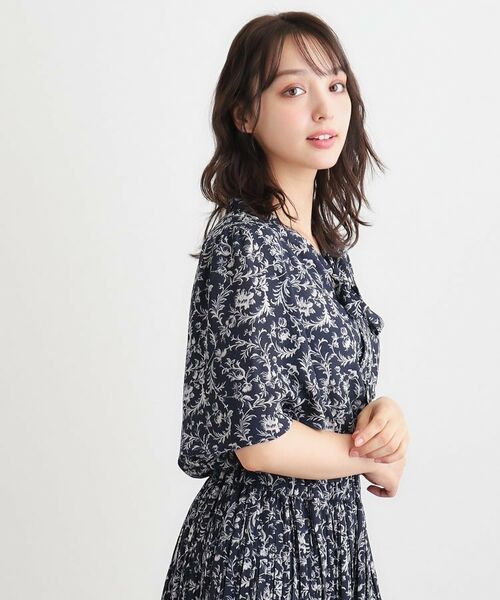 LAURA ASHLEY / ローラ アシュレイ シャツ・ブラウス | 【ボウタイ／同柄アイテムあり】アイロンワーク スクロール柄ブラウス | 詳細5