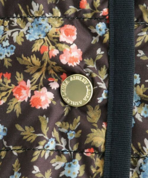 LAURA ASHLEY / ローラ アシュレイ ダウンジャケット・ベスト | 【ダウン使用／ロゴ刻印ボタン】エラビー フローラル柄 ライトダウンコート | 詳細17