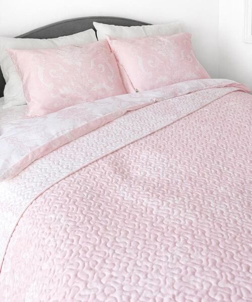 LAURA ASHLEY / ローラ アシュレイ インテリア・インテリア雑貨 | ジョゼッテ柄／ペールシクラメン キルトマルチカバー 250×200cm（ピンク(171)）