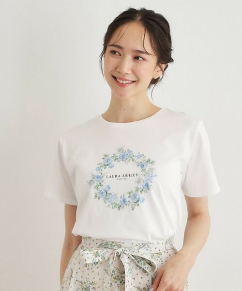 LAURA ASHLEY / ローラ アシュレイ Tシャツ | 【コットン100％／洗える】リースフローラル プリントTシャツ（オフホワイト(003)）