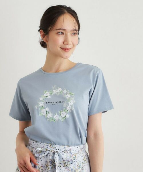LAURA ASHLEY / ローラ アシュレイ Tシャツ | 【コットン100％／洗える】リースフローラル プリントTシャツ（サックスブルー(090)）