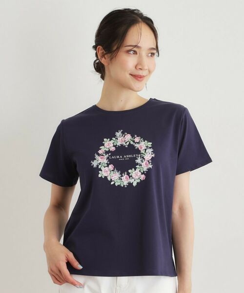 LAURA ASHLEY / ローラ アシュレイ Tシャツ | 【コットン100％／洗える】リースフローラル プリントTシャツ（ネイビー(094)）