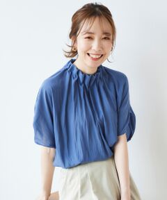 【首元のボリュームが絶妙】<br>昨年、大人気のハイネックギャザーブラウスの夏バージョンが再登場！<br>クラシカルな雰囲気のハイネックブラウス。<br>首の立ち上がり具合が高すぎず、顔周りをすっきり見せてくれます。<br>首元にはゴムが入っているため着脱がとてもしやすいです。<br>ドルマンスリーブで二の腕カバーばっちり◎<br>薄手なのでジャケットのインにもおすすめ。<br>楊柳で表面に動きがある素材でリラックス感がありながら、女性らしさも漂う1枚です。<br>手洗い可　ドライクリーニング可　陰干し