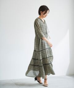 【柄が華やかな主役級ワンピ】<br><br>柄が特徴的で華やかなティアードワンピース。<br>切り替え毎にブラックレースが大人っぽさを演出してくれる主役級の1枚。<br>裾に向かって広がるフレアシルエット、ウエストはリボンで調節可能でスッキリとしたシルエットにも◎<br>胸元とウエストのリボンの先にはフリンジがあり、アクセントをプラスしてくれています。<br>清涼感のある綿素材を使用し、春夏におすすめのアイテム。<br>シリーズでスカートもございます。<br><br><br>※商品はサンプルで撮影しております。<br>実際の商品と仕様、加工、サイズが若干異なる場合がございます。<br>手洗い可　ドライクリーニング可　陰干し<br>＊摩擦や水濡れによる色落ち・色移りにご注意下さい。