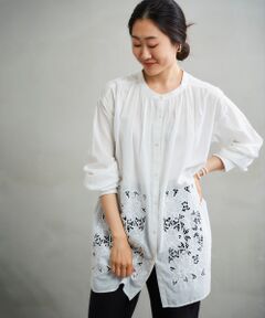 刺しゅうがポイントのロングシャツ。<br>シンプルなバンドカラーシャツのデザインをベースに、ギャザーをプラスしてふんわりとニュアンスのあるシルエットに。<br>程よくハリ感のあるコットン素材で、ナチュラルな風合いながらラフになりすぎない素材感です。<br><br>●ポイント<br>身頃に大きく入った刺しゅう。<br>刺しゅうにカットワークを施しロング丈でも抜け感のある印象に仕上げました。<br><br>●おすすめコーデ<br>すっきりと着るならテーパードパンツや細身のデニム、<br>ワイドパンツでラフに合わせるのも素敵です。<br><br>＝＝＝＝＝＝＝＝＝＝＝＝＝＝＝＝＝＝＝＝<br>透け感：あり<br>伸縮性：なし<br>光沢感：なし<br>生地の厚さ：やや薄手<br>＝＝＝＝＝＝＝＝＝＝＝＝＝＝＝＝＝＝＝＝<br><br>【スタッフ着用コメント】<br>＜スタッフA＞<br>30代前半/162cm/骨格ウェーブ/普段サイズ36/着用サイズ38<br>サイズ感:ゆったりとして体のラインを拾わない。<br>素材感:軽い綿素材で涼しい。少し透け感あり。<br>着用感:顔周りのギャザーデザインで、ふんわりとナチュラルな印象。大ぶりのレースがポイントになり、コーデが華やかに。<br><br>＜スタッフB＞<br>20代/151cm/骨格ストレート/普段サイズ36-38/着用サイズ38<br>サイズ感：丈はしっかりロングですが、お袖や首周りはルーズ感がありません。<br>素材感：レース生地で肌触りよく、若干透け感があります。<br>着用感：シャツでもゆったり着れるので、暑苦しくありません。<br><br><br>※商品はサンプルで撮影しております。<br>実際の商品と仕様、加工、サイズが若干異なる場合がございます。<br>手洗い可　ドライクリーニング可　陰干し<br>＊素材の特性上、ネップ・染めムラがありますのでご了承下さい。<br>＊摩擦や水濡れによる色落ち・色移りにご注意下さい。