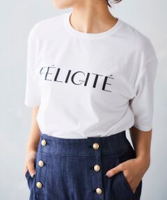 一枚でサラッと着回しがきくロゴTシャツ。<br>ロゴはフランス語で至福（FELICITE）時間（temps)と言い、至福の時間を大切にして頂きたいという意味で使用。<br><br>●ポイント<br>毛羽が少なくサラリとした風合いのハイゲージ天竺を使用。肌触りや着心地が良いです。<br>適度なゆとりはありつつ、着用するとすっきりした印象になります。<br><br>●おすすめコーデ<br>レーススカートや柄スカート合わせで華やかなコーデ。<br>サロペットやジャケットのインにもおすすめです。<br><br><br>【スタッフ着用コメント】<br>＜スタッフA＞<br>30代/161cm/骨格ウェーブ/普段サイズ36-38/着用サイズ38<br>サイズ感:ジャストなサイズ感ですが身体のラインは出ないです。<br>素材感: さらっとした素材感です。<br>着用感:厚みがあまり無いのでレイヤードにもオススメです。<br><br>＜スタッフB＞<br>20代前半/152cm/骨格ストレート/普段サイズ38/着用サイズ38<br>サイズ感: 少しゆったりめですが、すっきりしたサイズ感です。<br>素材感: さらっとした素材で少し透け感があります。<br>着用感:肌触りや着心地が良く真夏でも快適に着用できます。<br><br>＜スタッフC＞<br>30代/165cm/骨格ナチュラル/普段サイズ38/着用サイズ38<br>サイズ感:ゆったりすぎないシルエットです。<br>素材感:さらりとした風合いです。<br>着用感:すっきりとした印象なので、ジャケットのインナーにも最適です。<br>手洗い可　ドライクリーニング不可　陰干し<br>＊プリント製品は永久的なものではありませんので、お取扱いにご注意下さい。