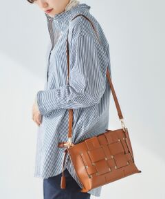 ランダムに編んだメッシュデザインがシーズンムードを盛り上げるショルダーバッグ。<br>太めのメッシュが大人っぽく、ハリがありながらもコーデに寄り添ってくれるようなデザイン。<br>上品ながら軽やかに持てるバッグです。<br>シンプルな装いもデザイン性の高いバッグを取り入れればグッとオシャレな雰囲気に。<br>中身が見えず、きちんと収納できるファスナーポーチ付きなのも嬉しいポイントです。<br>3137127800/サイズ違いもご用意しております。<br><br><br>[ポーチ]タテ16.5cm/ヨコ25cm/マチ7.5cm<br>＊摩擦や水濡れによる色落ち・色移りにご注意下さい。