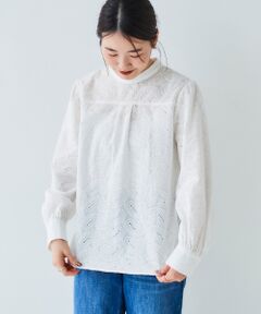 ペイズリー刺繍ハイネックブラウス