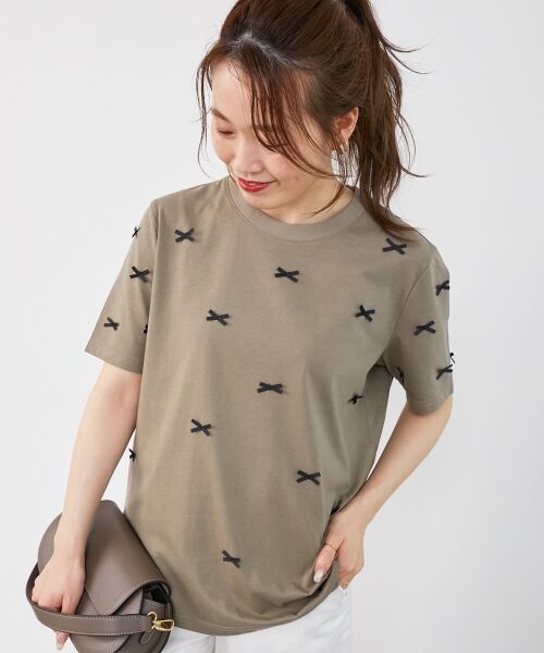 le. coeur blanc/ルクールブラン 《一部店舗/WEB限定》【vaneum】リボン付きTシャツ サンドベージュ 38 le. coeur blanc/ルクールブラン 《一部店舗/WEB限定》【vaneum】リボン付きTシャツ サンドベージュ 38
