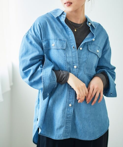 le.coeur blanc / ルクールブラン シャツ・ブラウス | 《軽いシャツ素材》パールボタンデニムシャツ | 詳細4
