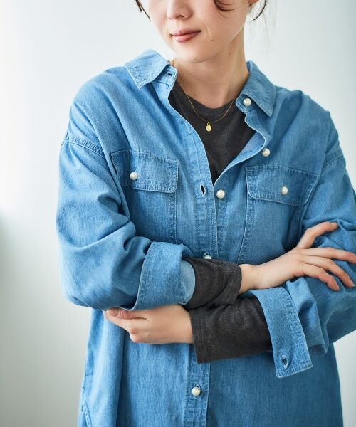 le.coeur blanc / ルクールブラン シャツ・ブラウス | 《軽いシャツ素材》パールボタンデニムシャツ | 詳細5