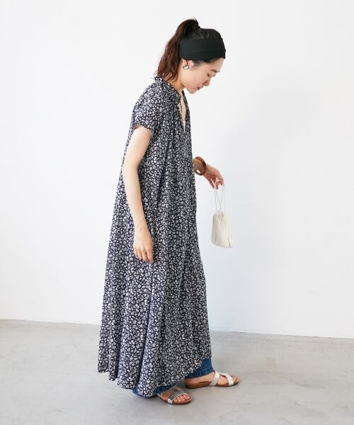 le.coeur blanc / ルクールブラン ロング・マキシ丈ワンピース | 《手洗い可能》フラワープリントネックギャザーワンピース | 詳細5