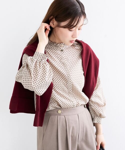 le. coeur blanc/ルクールブラン 《手洗い可能》シャーリングネック幾何柄ブラウス ベージュ柄 38 le. coeur blanc/ルクールブラン 《手洗い可能》シャーリングネック幾何柄ブラウス ベージュ柄 38