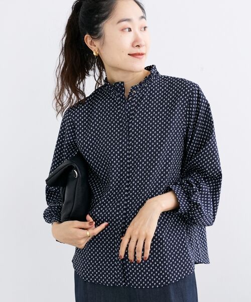le. coeur blanc/ルクールブラン 《手洗い可能》シャーリングネック幾何柄ブラウス ネイビー柄 38 le. coeur blanc/ルクールブラン 《手洗い可能》シャーリングネック幾何柄ブラウス ネイビー柄 38