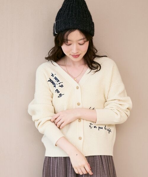 le.coeur blanc / ルクールブラン カーディガン・ボレロ | メッセージ刺繍Vカーディガン | 詳細15