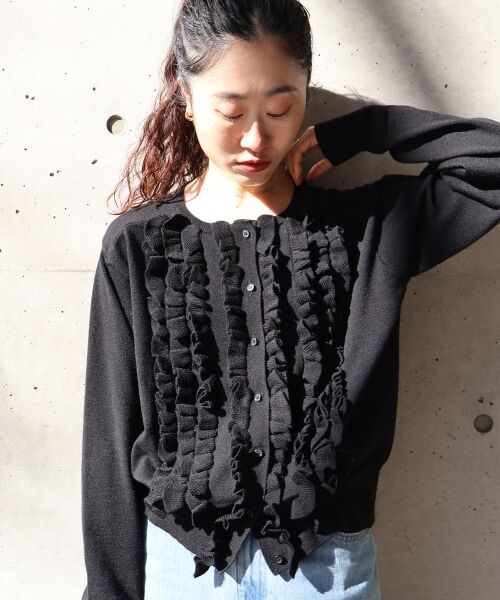 le.coeur blanc / ルクールブラン カーディガン・ボレロ | フロントフリルニットカーデ（ブラック）