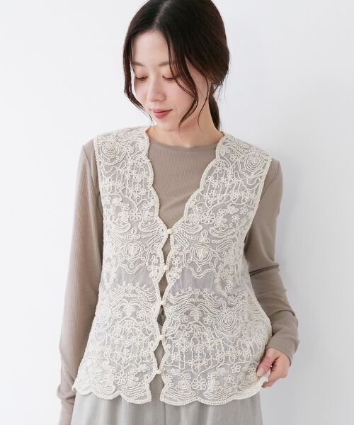le.coeur blanc / ルクールブラン ベスト | TORRAZZO DONNAエンブロイダリーレースベスト（ベージュ）