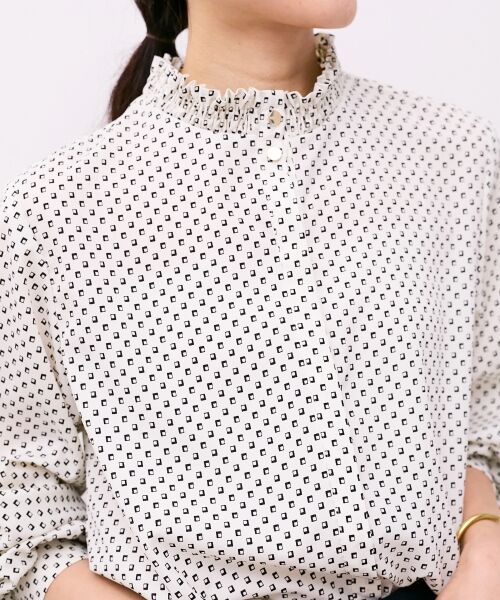 le.coeur blanc / ルクールブラン シャツ・ブラウス | 【日本製】シャーリングネック幾何柄ブラウス（オフ／柄）
