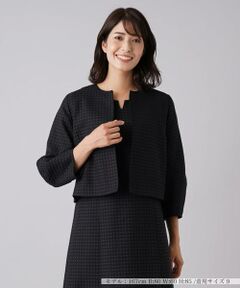 凹凸感のあるドット柄のジャカード織りが品の良さを醸し出すジャケットです。日本国内で作られたレリアンオリジナルの匠素材を使用。ノーカラーと7分袖ですっきりと仕上げ、立体的な美しいシルエットを構築。軽いボレロデザインで同素材のワンピースと合わせると華やかな印象に。<br/><br/>同素材関連商品ワンピース（品番：0202956）<br/>※こちらの商品はジャケット単品でございます。<br/><br/>------------------------------------ <br/><着用シーズン>秋 <br/><伸縮性>なし <br/><透け感>なし <br/><ポケット>なし <br/><生地の厚さ>やや薄手 <br/><お取扱い方法>ドライクリーニング <br/><裏地>あり <br/>------------------------------------<br/><br/>※商品の色味は、撮影場所や光のあたり具合、お客様のお使いの機器により色味が違って見える場合がございます。予めご了承ください。<br/><br/><strong>※こちらの商品はジャケット単品でございます。</strong><br/><br/>【※定価（税込）は、2023年1月2日のセール開始前の店舗における販売価格です。】　　