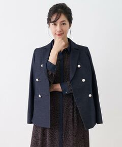 トレンド感のあるダブルブレストのジャケットです。マニッシュな印象で着こなせる、かっちりとしたシルエットが特徴。程良い光沢感とストレッチの効いたデニム風ジャージー素材を使用し、裏地を付け、軽く仕上げています。大きめのパール釦がデザインのアクセントになった秋口に便利なアウターです。<br/><br/>------------------------------------<br/><着用シーズン>秋<br/><伸縮性>あり<br/><透け感>なし<br/><ポケット>あり<br/><生地の厚さ>薄手<br/><お取扱い方法>ドライクリーニング<br/><裏地>なし<br/>-------------------------------------<br/><br/>※商品の色味は、撮影場所や光のあたり具合、お客様のお使いの機器により色味が違って見える場合がございます。予めご了承ください。<br/><br/>【※定価（税込）は、2023年1月2日のセール開始前の店舗における販売価格です。】　　