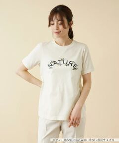 肌当たりのよい滑らかな風合いのコットン生地を使用した半袖ロゴTシャツ。胸元のロゴプリントを飾るミニフラワー刺繍がさりげないアクセントに。裾にはサイドスリットを入れ、着こなしやすさにも配慮しています。一枚での着こなしはもちろん、ジャケットなどきれいめアイテムのインナーにも最適です。<br/><br/>------------------------------------<br/><着用シーズン>初夏<br/><伸縮性>あり<br/><透け感>色によりあり<br/><ポケット>なし<br/><生地の厚さ>やや薄手<br/><お取扱い方法>ウォッシャブル（手洗い可）<br/>-------------------------------------<br/><br/>※商品の色味は、撮影場所や光のあたり具合、お客様のお使いの機器により色味が違って見える場合がございます。予めご了承ください。<br/>　◆◇MUSE BY ROCHAS Premiere（ミューズ バイ ロ シャス プルミエール）◇◆・・・ROCHAS Premiereの カジュアルライン。大人の遊び心を感じさせるカジュアルアイテムが魅力です。