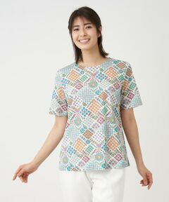 色柄をミックスした幾何学風のフラワー柄を表現した、イタリア製生地を使用したTシャツです。上質なコットン100％のジャージー素材を使用しているので、通気性があり肌触りもよく、これからの季節にぴったりのアイテムとなっています。裾にはサイドスリットを入れ、着こなしやすさにも配慮しました。シンプルなパンツやスカートを合わせるだけで、個性が引き立つコーディネートに。<br/><br/>------------------------------------<br/><着用シーズン>夏<br/><伸縮性>あり<br/><透け感>なし<br/><ポケット>なし<br/><生地の厚さ>やや薄手<br/><お取扱い方法>ウォッシャブル（手洗い可）<br/>-------------------------------------<br/><br/>※商品の色味は、撮影場所や光のあたり具合、お客様のお使いの機器により色味が違って見える場合がございます。予めご了承ください。<br/><br/>※定価（税込）は、2023年06月29日のセール開始前の店舗における販売価格です。　