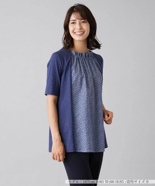 Leilian / レリアン シャツ・ブラウス | フリルネックロゴ切替半袖プルオーバー（ネイビー系）