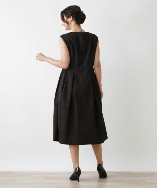 幾何学模様のノースリーブドレス 新品未使用TABASA 幾何学模様 ノースリーブワンピース 美品TABASA