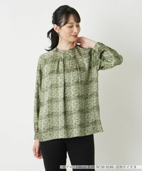 Leilian / レリアン シャツ・ブラウス | チェッククルーネックブラウス【ROCHAS Premiere】【ERICA】(グリーン系)