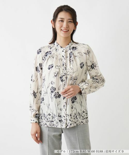 Leilian 長袖ブラウス 　オフホワイトの光る生地に墨絵のような茶系花柄 セール】 フラワー柄バンドカラーブラウス （シャツ・ブラウス
