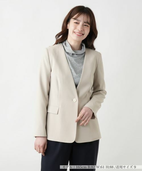 Leilian / レリアン テーラードジャケット | ノーカラーVネックジャケット(ベージュ)