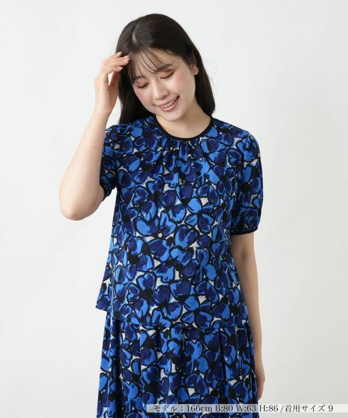 Leilian / レリアン シャツ・ブラウス | フラワー柄クルーネックブラウス(ブルー系)