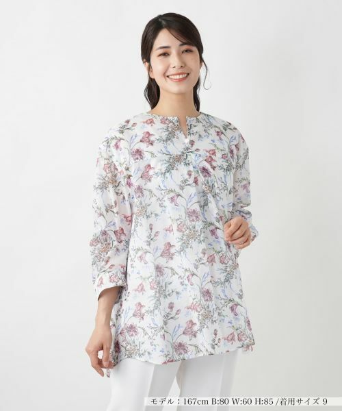 【新品タグ付】Leilian キーネックプルオーバーブラウス セール】 フラワー柄キーネックブラウス （シャツ・ブラウス
