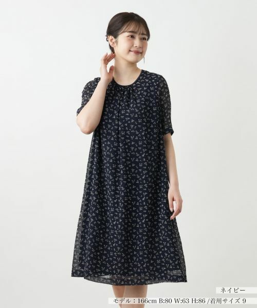 Leilian / レリアン ドレス | プリントギャザーワンピース【Leilian WHITE LABEL】(ネイビー)