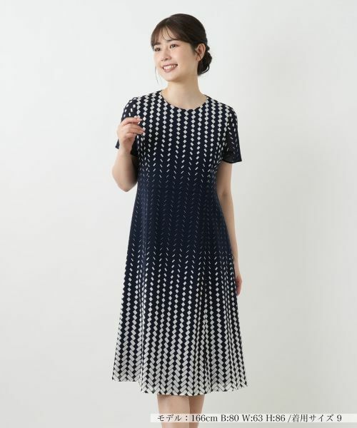 Leilian / レリアン ドレス | 幾何学柄フレアワンピース(ネイビー)