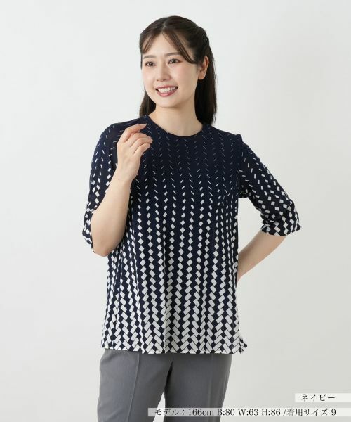 Leilian / レリアン シャツ・ブラウス | 幾何学柄ノーカラーブラウス(ネイビー)