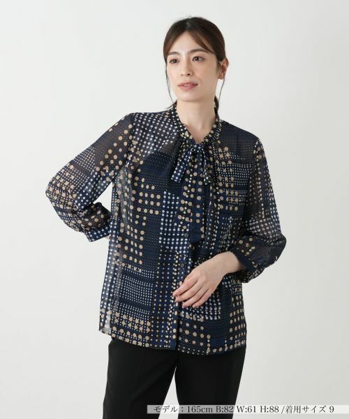 Leilian / レリアン シャツ・ブラウス | ボウタイドットブラウス【ROCHAS Premiere】(ネイビー)