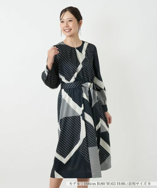 Leilian / レリアン ドレス | 幾何学柄フレアワンピース【ROCHAS Premiere】(ネイビー)