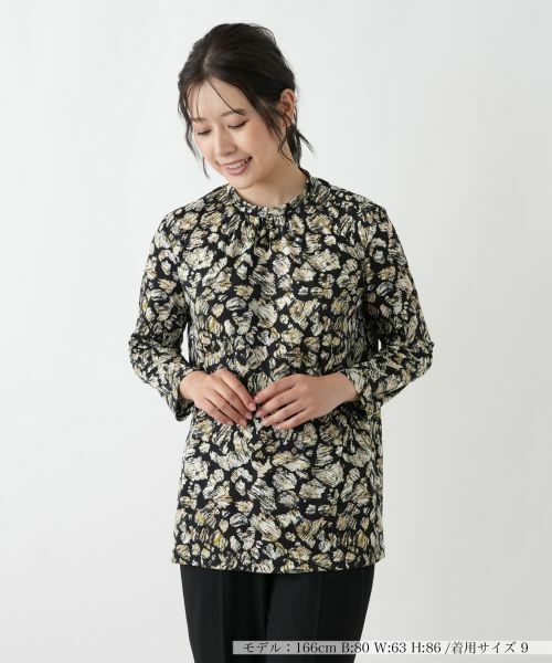 Leilian / レリアン シャツ・ブラウス | プリントバンドカラーブラウス【Leilian WHITE LABEL】(ブラウン)