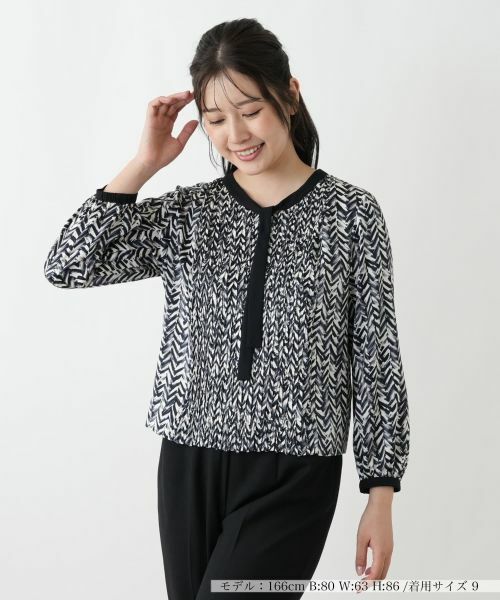 Leilian / レリアン シャツ・ブラウス | 幾何学柄ボウタイブラウス【Leilian WHITE LABEL】(チャコールグレー)