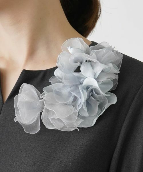 Leilian / レリアン ブローチ・コサージュ | フラワーコサージュ（ライトグレー）