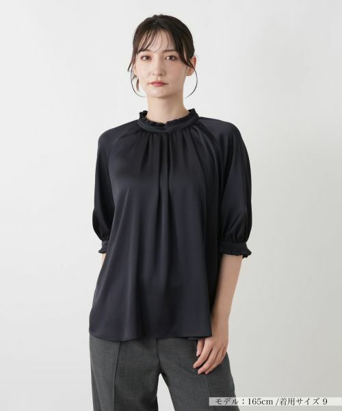 Leilian / レリアン シャツ・ブラウス | サテンフリルギャザーブラウス（ネイビー）