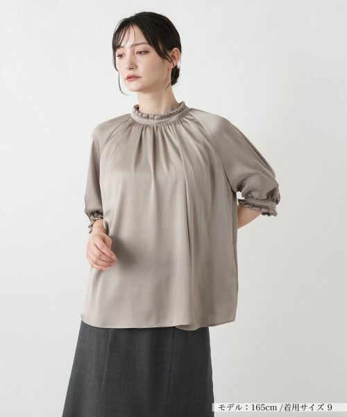 Leilian / レリアン シャツ・ブラウス | サテンフリルギャザーブラウス（キャメル）