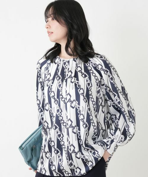 Leilian / レリアン シャツ・ブラウス | プリントタックブラウス【ROCHAS Premiere】【RATTI】（ネイビー）