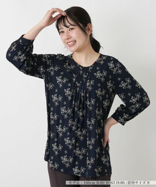 Leilian / レリアン シャツ・ブラウス | プリントギャザーブラウス【ROCHAS Premiere】（ネイビー）